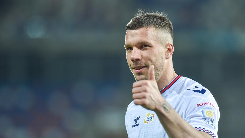 Zabrzes Lukas Podolski am 5. Mai 2023 während des Heimspiels gegen Warta Poznan