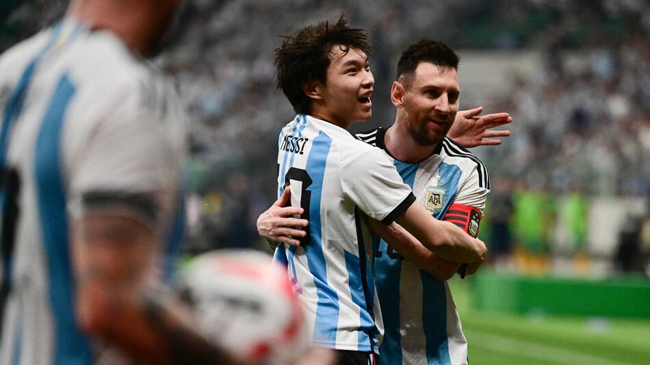 Ein Fan schafft es aus dem Publikum auf das Feld und umarmt am 15. Juni 2023 sein Idol Lionel Messi