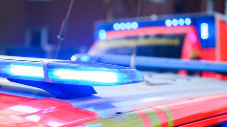 Lkw kippt auf Auto - Teenager lebensgefährlich verletzt