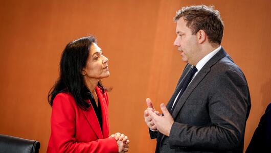 Wirtschaftsministerin Reiche spricht mit Finanzminister Klingbeil.