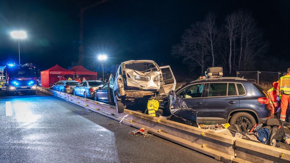 Zwei Schwerverletzte bei Auffahrunfall mehrerer Autos