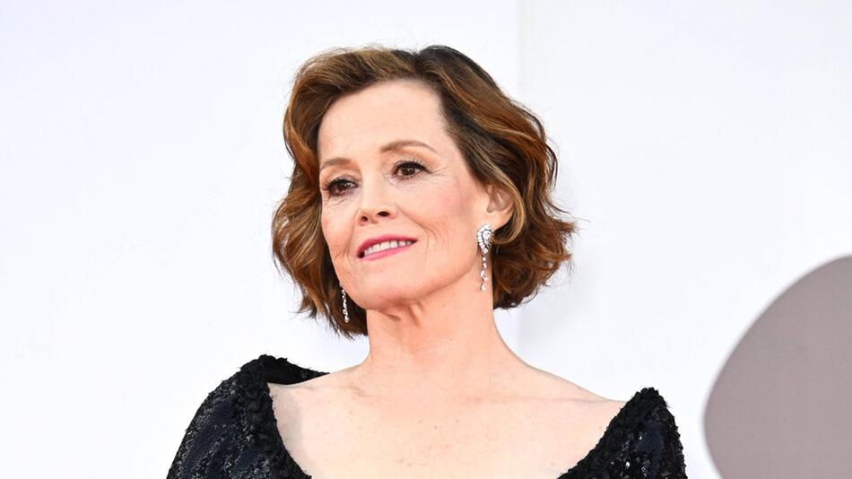 Buchstäblich eine Grande Dame: Sigourney Weaver feiert ihren 75. Geburtstag.