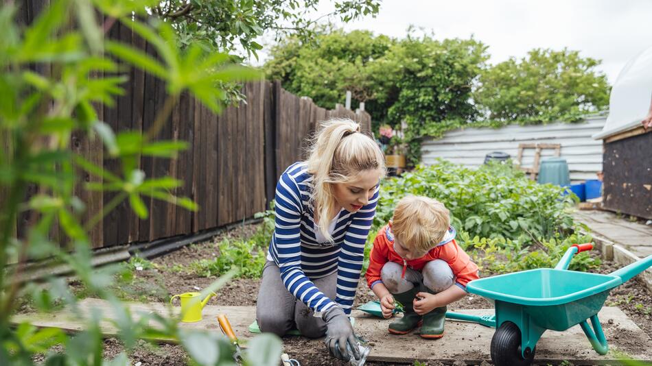 Mutter mit Kind im Garten