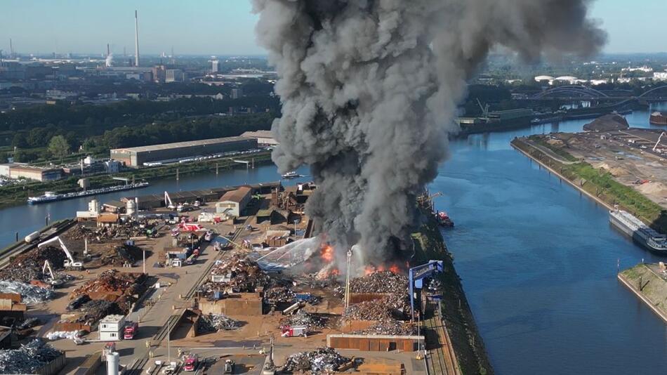 Brand im Duisburger Hafen: Rauchsäule von weitem zu sehen