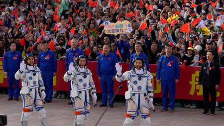 Drei Astronauten zu chinesischer Weltraumstation "Tiangong" gestartet