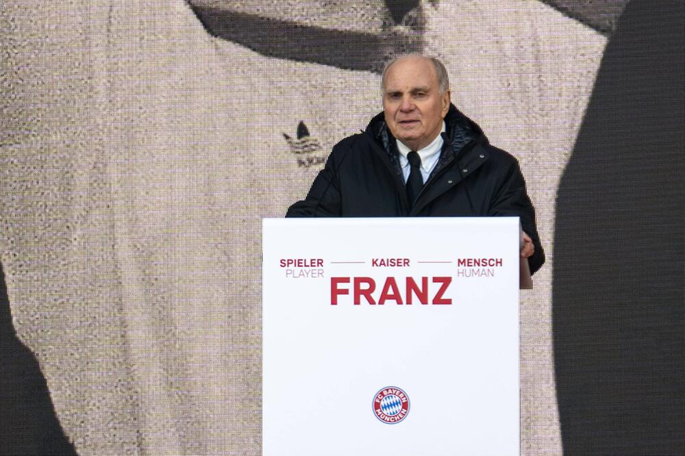 Uli Hoeneß während seiner Rede bei der Beckenbauer-Trauerfeier in der Allianz Arena.