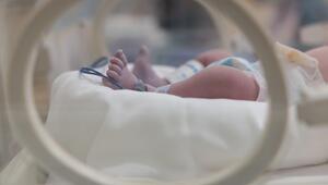 Ein Säugling liegt in einem Bett auf der Wochenstation in einer Klinik.