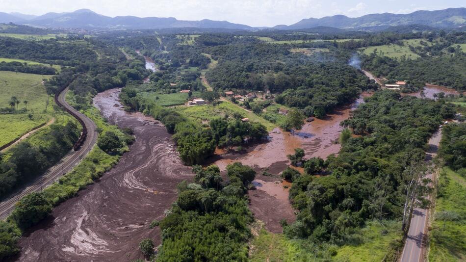 Damm an Eisenerzmine in Brasilien gebrochen