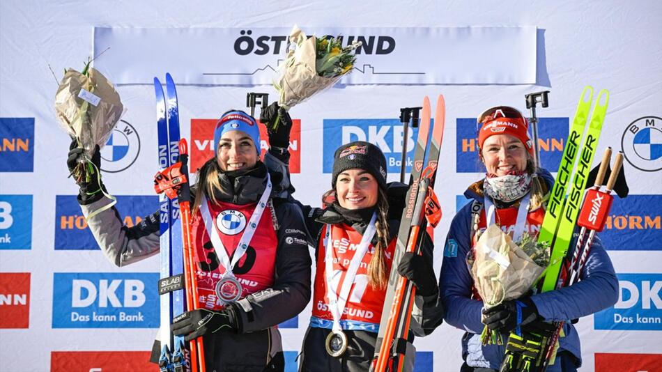 Das Podium nach dem Biathlon-Einzelrennen der Frauen am 9. März 2023 im schwedischen Östersund