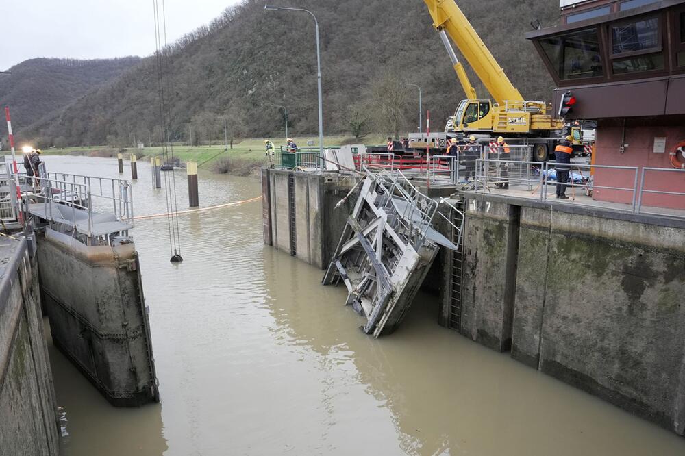 Lage nach dem Schleusen-Crash an der Mosel