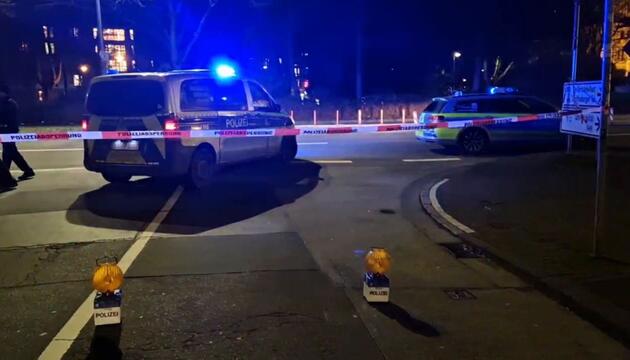 Auto fährt in Bushaltestelle – drei Verletzte in Gießen