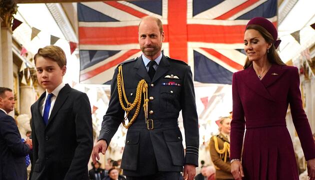 Prinz George (l.) mit Prinz William und Prinzessin Kate.