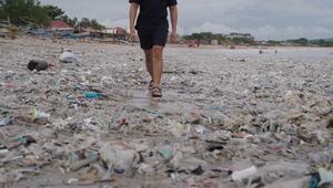 KORREKTUR_Bali: Müll türmt sich tonnenweise an beliebten Strand