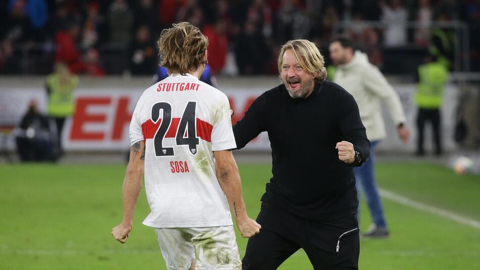 Sven Mislintat feiert mit Borna Sosa ein Tor für den VfB Stuttgart