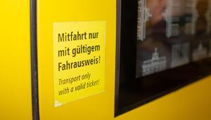 Eine Informationstafel der Berliner Verkehrsbetriebe