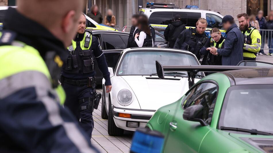 Polizei kontrolliert bei "Car-Freitag" in Düsseldorf