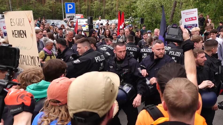 Polizisten und Demonstranten geraten immer wieder aneinander