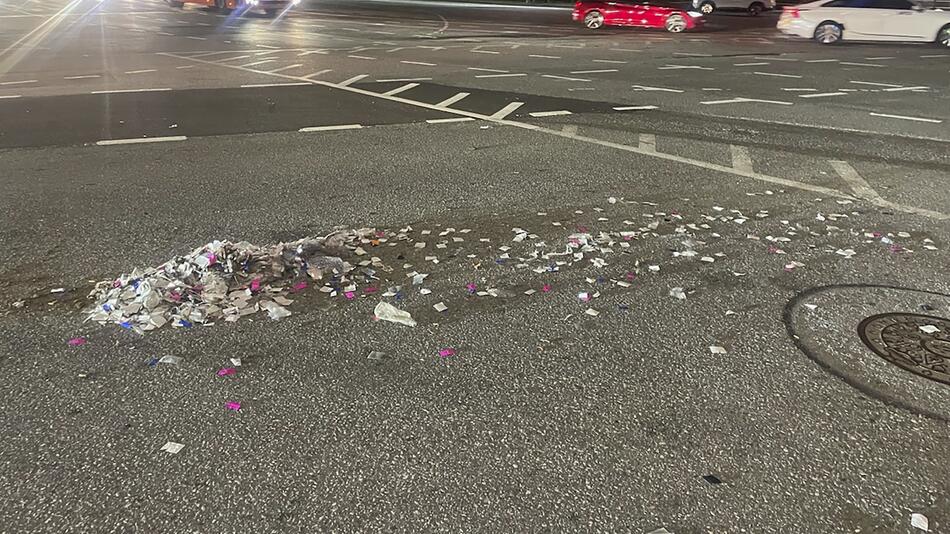 Das Bild zeigt Müll auf der Straße, der aus einem der Ballons gekommen ist.