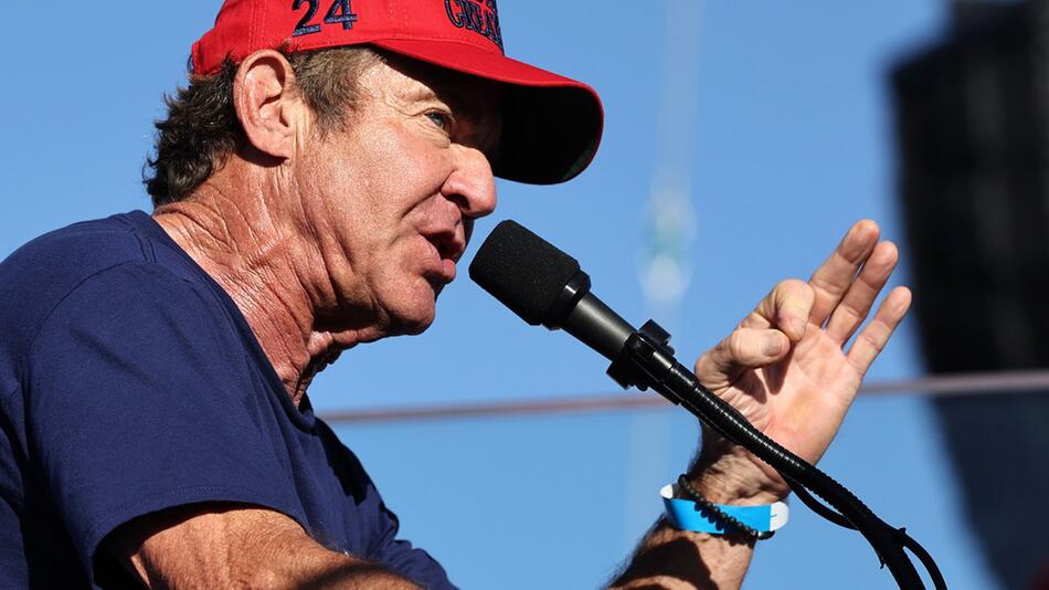 Schauspiel-Star Dennis Quaid trat mit roter Trump-Schirmmütze in Kalifornien ans Rednerpult.