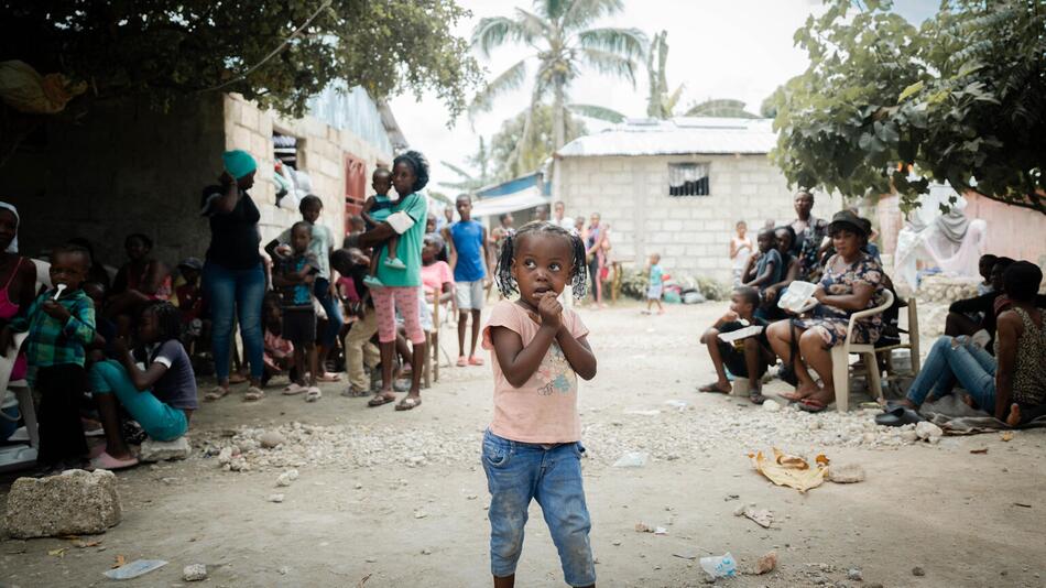 Ein kleines Mädchen steht auf dem Hof eines Vertriebenencamps in Haiti.