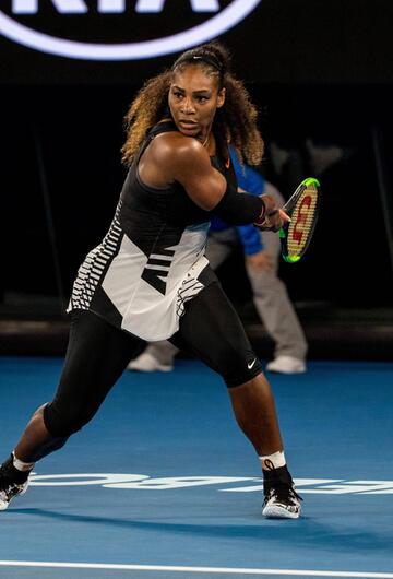 Serena Williams spielt einen Aufschlag