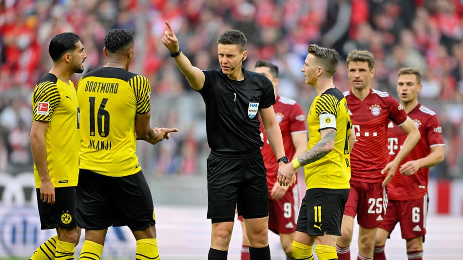 Schiedsrichter Referee Daniel Siebert, Manuel Akanji Borussia Dortmund