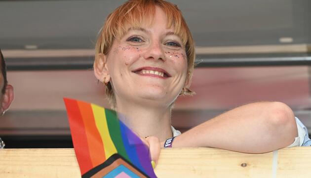 Sophie Koch mit Pride-Flagge