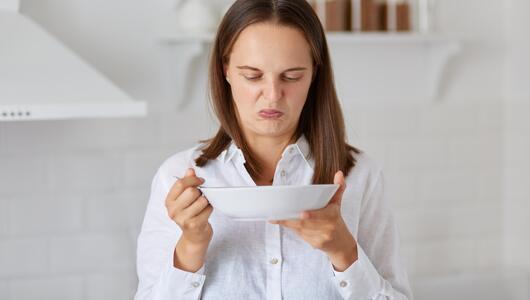Frau ist unzufrieden mit ihrem Essen