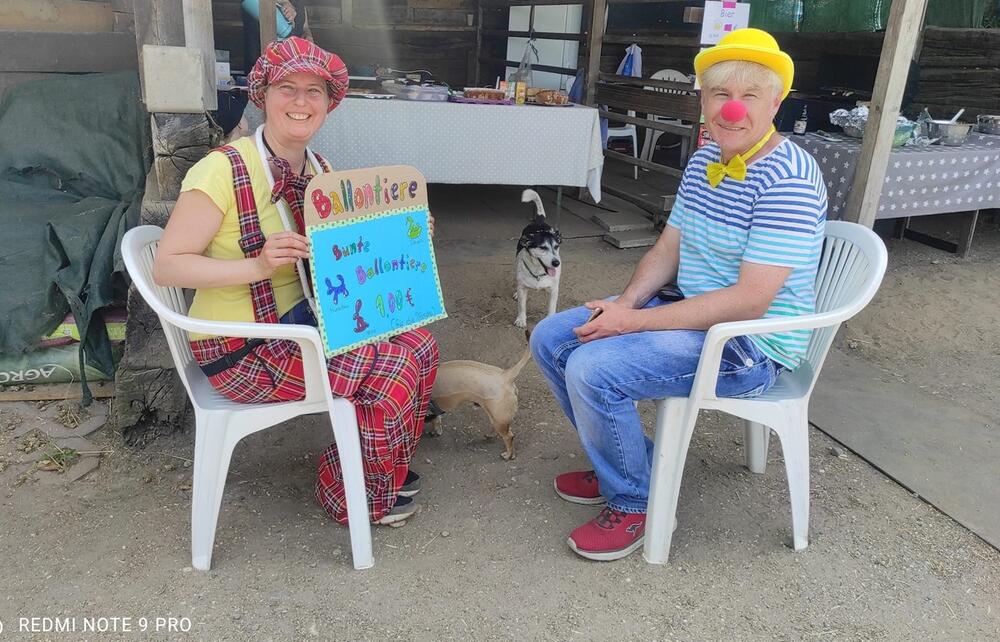 Mit Clownauftritten sammeln sie Spenden für Tiere.