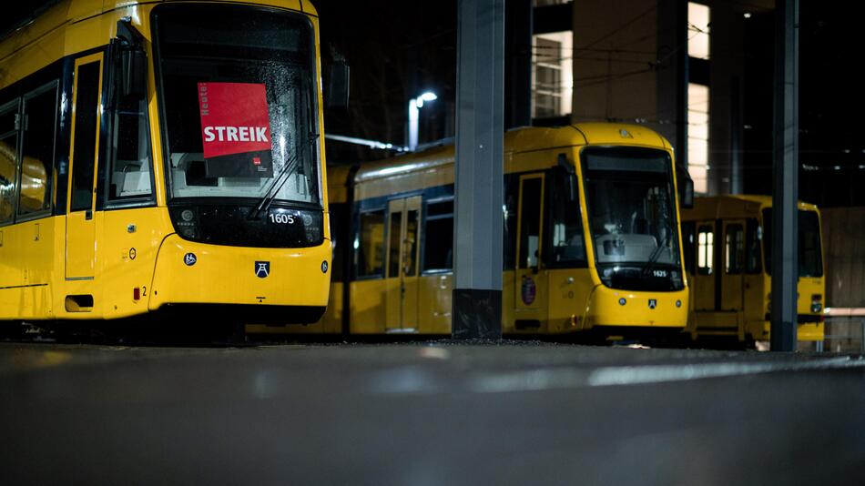 Ein Poster, auf dem "STREIK" steht, auf einer Bahn im Depot der Ruhrbahn in Essen.