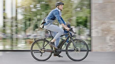 E-Bikes als eigene Verkehrskategorie? : Neue Studie: E-Bikes sind näher am Auto als am Fahrrad