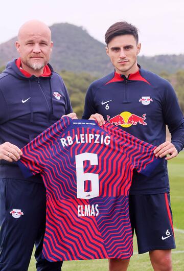 Eljif Elmas (RB Leipzig) stellt seine neue Trikotnummer vor.