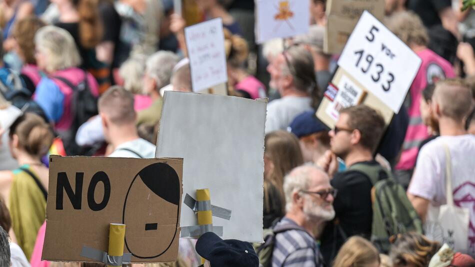 Demonstration gegen Rechtsextremismus in Erfurt