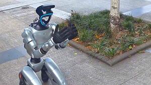 Kleingeld zum Laden: Roboter bettelt Passanten in chinesischem Park an