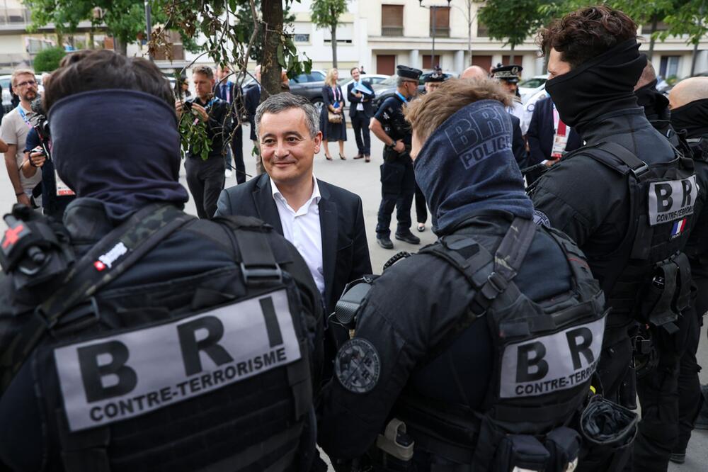 Gérald Moussa Darmanin im Gespräch mit Polizisten in Paris