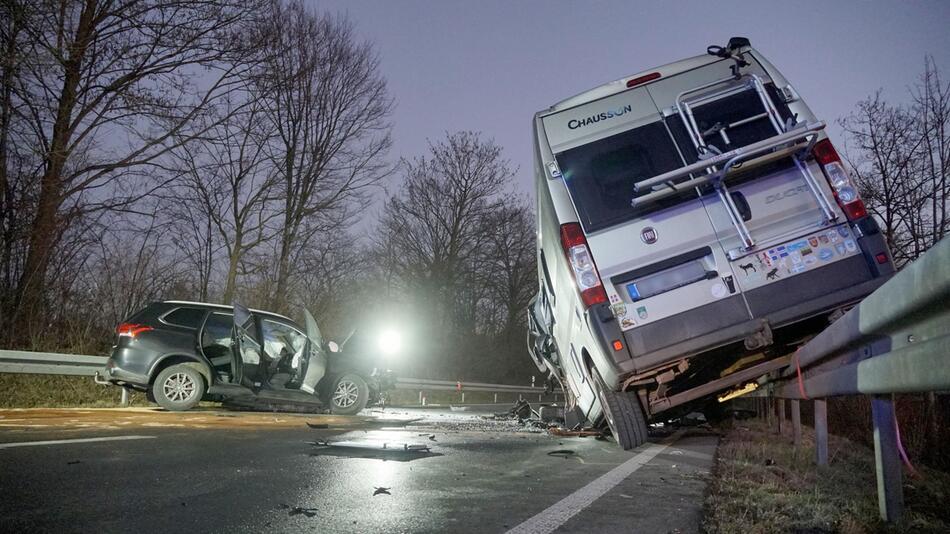 Auto stößt mit Wohnmobil zusammen