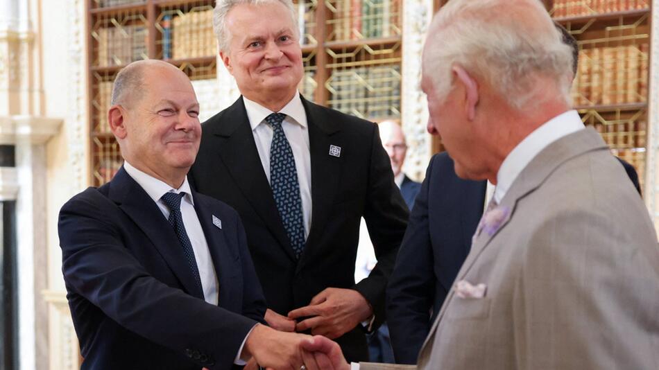 Bundeskanzler Olaf Scholz (li.) und König Charles (re.) in Oxford.