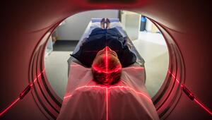 Patienten im Krankenhaus liegt in einem CT/MRT