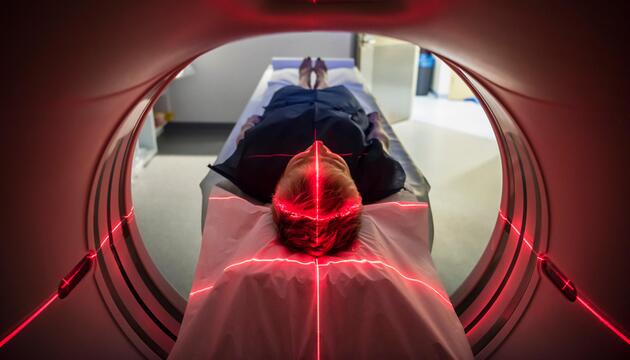 Patienten im Krankenhaus liegt in einem CT/MRT