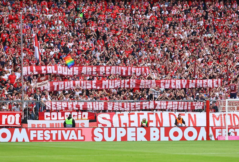 Fans von Bayern München halten im Bundesligaspiel gegen RB Leipzig ein Banner hoch