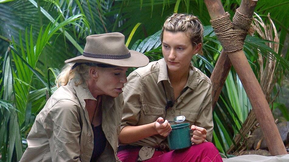 Anya Elsner (r.), hier an Tag sieben im Dschungelcamp, mit der am Samstag ausgeschiedenen Sarah ...