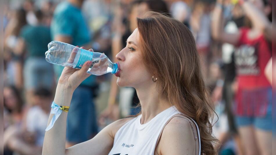 Auf Konzerten und Festivals im Sommer ist es wichtig, ausreichend Wasser zu trinken.