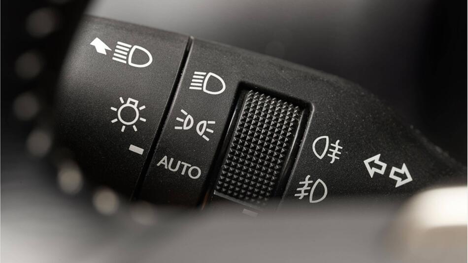 Symbole für Nebelschlussleuchte und Nebelscheinwerfer im Auto.