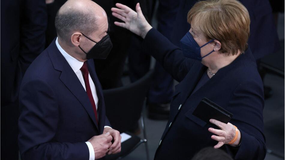 Olaf Scholz und Ex-Kanzlerin Merkel im Bundestag.