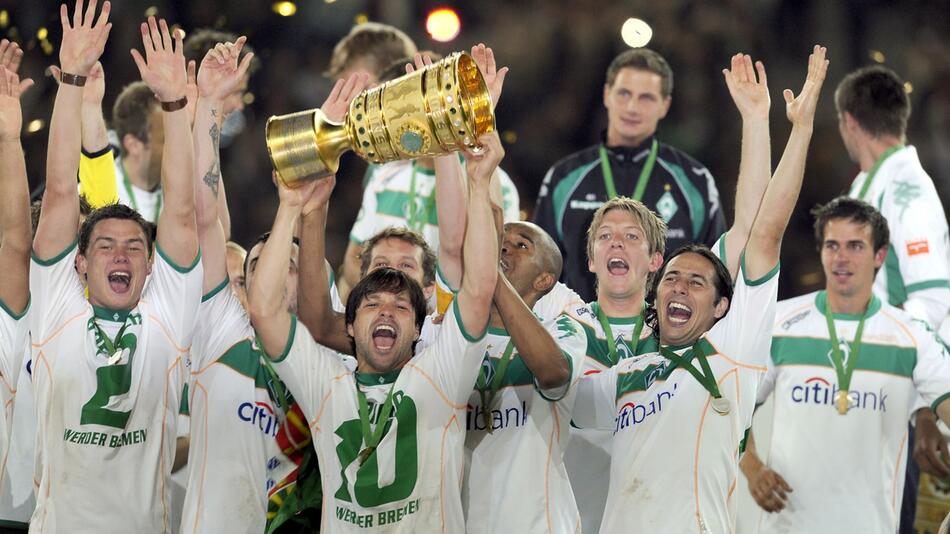 Diego mit DFB-Pokal 2009