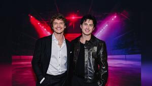 Connor Storrie (l.) und Hudson Williams sind die Stars in der Eishockey-Serie "Heated Rivalry".