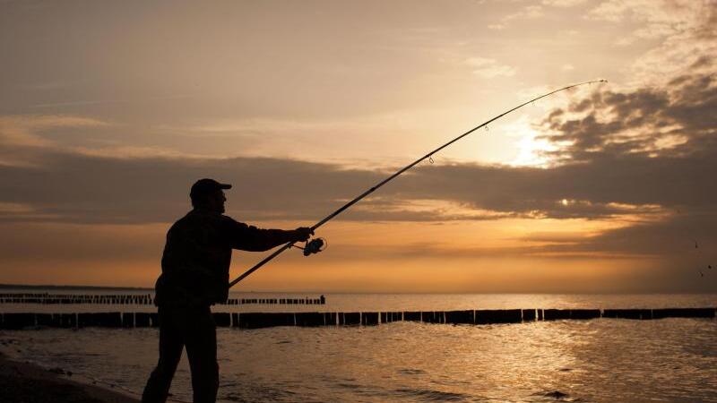 Strandangler an der Ostsee