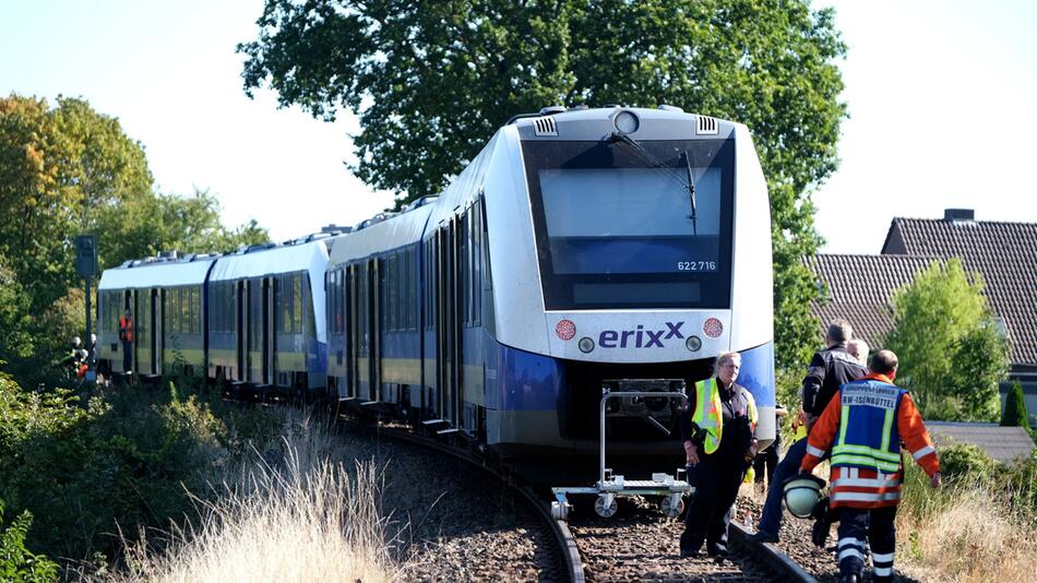 Zug rammt Auto an unbeschrankten Bahnübergang.