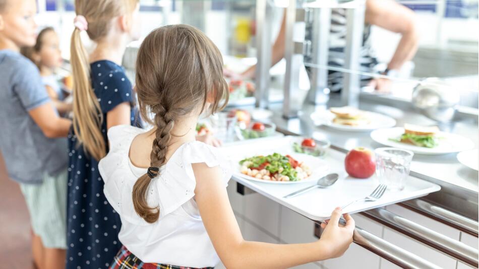 Kinder in der Kantine