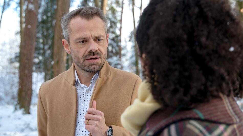 "Sturm der Liebe": Erik (Sven Waasner, l.) und Nicole (Dionne Wudu) versichern sich, dass die ...